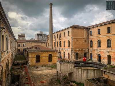 Una suggestiva foto mostra anche il cortile interno del fabbricato con l�antica vasca di lavaggio del tabacco e l�alta ciminiera in pietra di 36 metri che convogliava i fumi delle lavorazioni